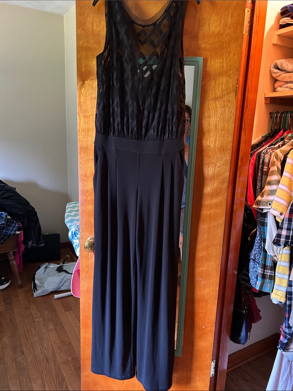 julia jordan Black Sleeveless Lace-Overlay Jumpsuit. Size 4